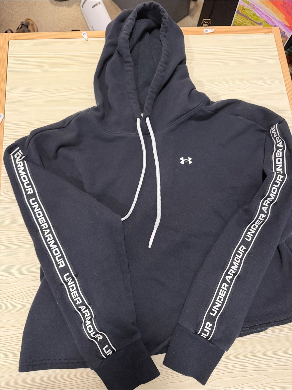 Under Armour women’s cropped Black Logo Hoodie with Sleeve Tape
